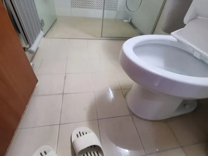 대전 물이 넘쳐 젖은 화장실 바닥