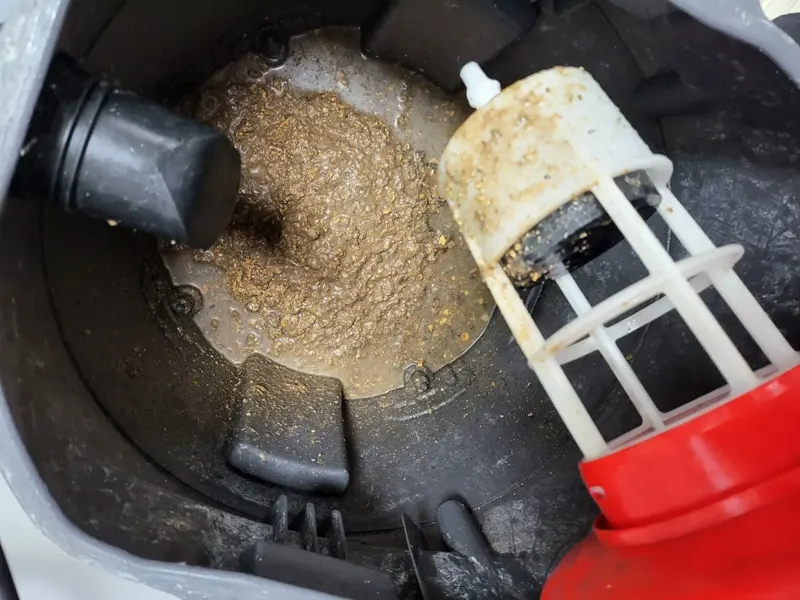 대전 석션 통 안에 모인 음식물 찌꺼기