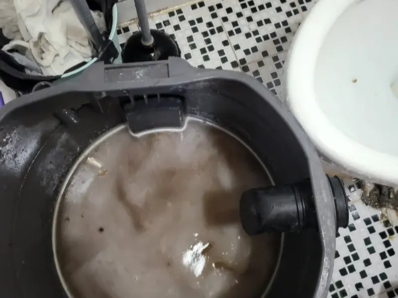 대전 석션 장비 통에 모인 오수